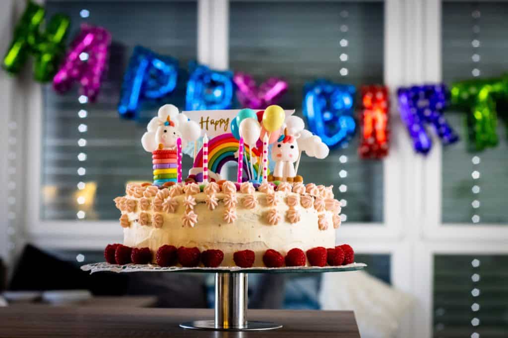 Schmücken zum Kindergeburtstag, happy birthday, geburtstagstorte, torte