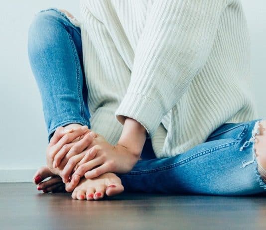 Hohes Homocystein schädigt die Knochen – Zellgift steigert Risiko für Osteoporose und Knochenbrüche jeans mode rupturiert modern stil knie bequem