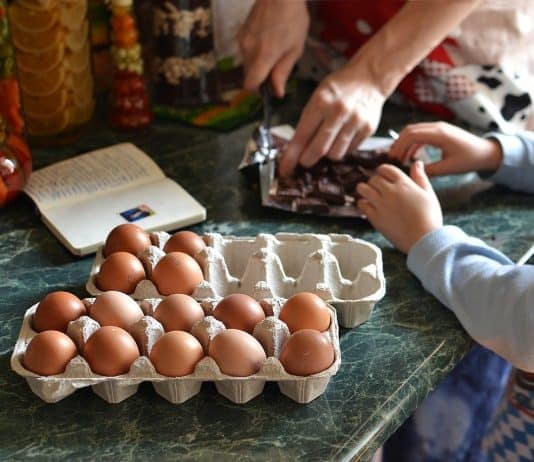 lebensmittel tisch ei hand natürliche kochen