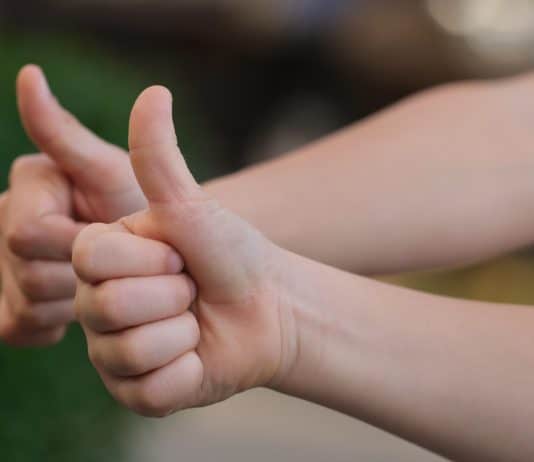 schnulller oder daumen, daumen hoch, positiv, geste