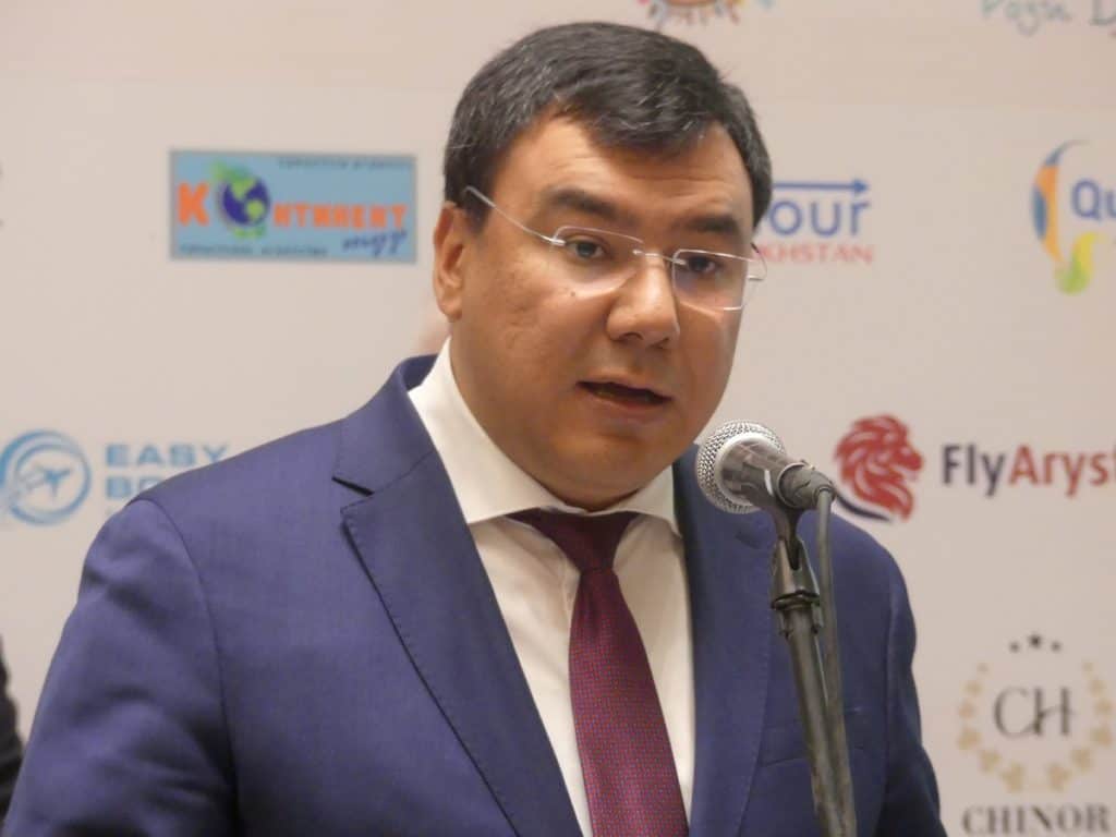 Tourismus-Minister Aziz Abdukhakimov spricht in Taschkent auf der Tourismusesse
