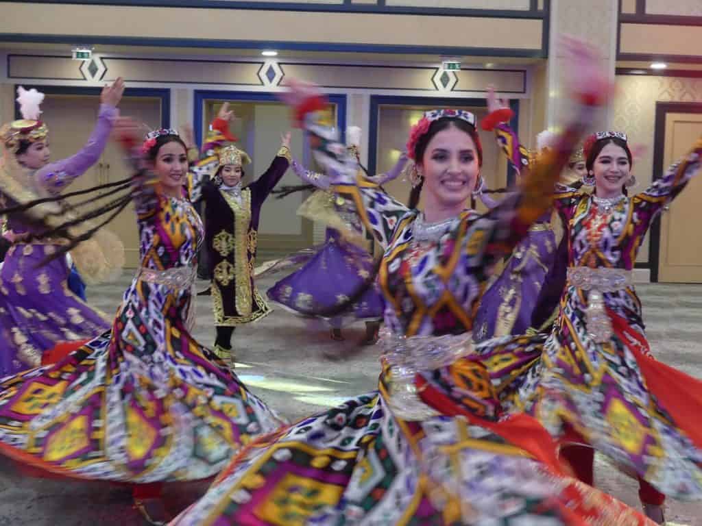 Usbekische Volkstanz-Aufführungen im Rahmen der Tourismus-Messe - Foto: Dr. Ronald Keusch