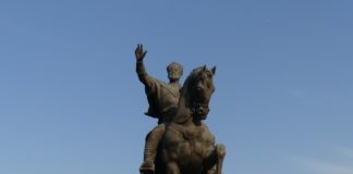 Denkmal für Amir Timur, genannt Tamerlan, dem Begründer der Dynastie der Timuriden im 14. Jahrhundert. Foto: Dr. Ronald Keusch