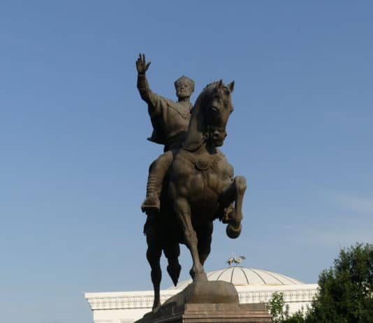 Denkmal für Amir Timur, genannt Tamerlan, dem Begründer der Dynastie der Timuriden im 14. Jahrhundert. Foto: Dr. Ronald Keusch