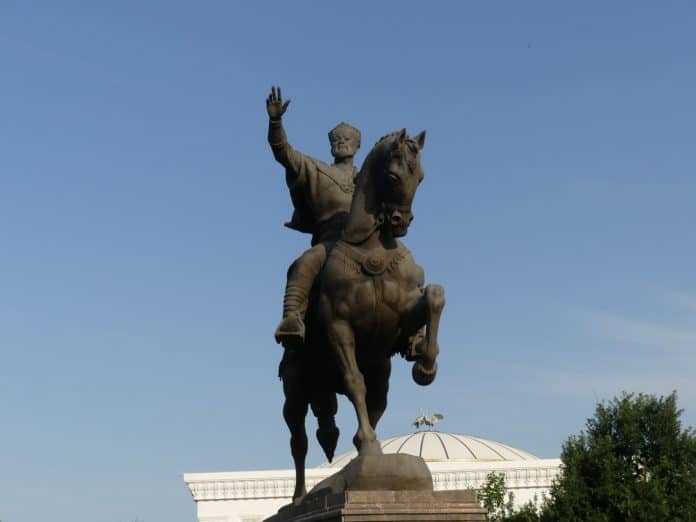 Denkmal für Amir Timur, genannt Tamerlan, dem Begründer der Dynastie der Timuriden im 14. Jahrhundert. Foto: Dr. Ronald Keusch