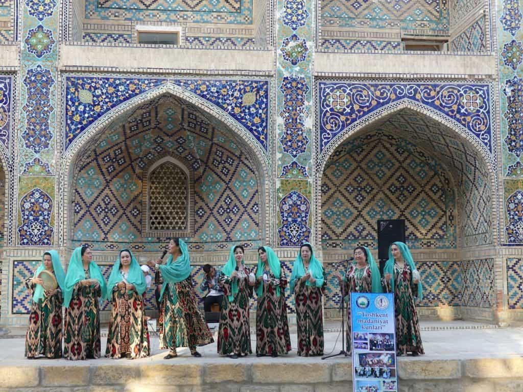 Usbekische Sängerinnen in der Altstadt. Foto: Dr. Ronald Keusch