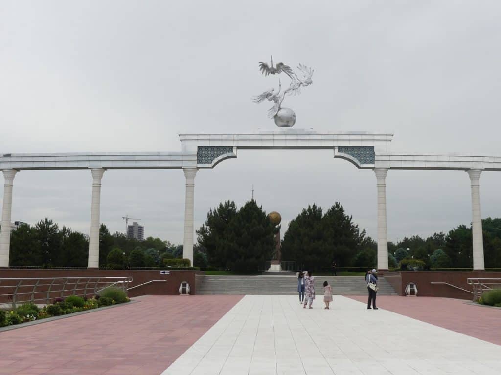 Ezgulik-Bogen, dahinter das Denkmal zur Unabhängigkeit des Landes. Foto: Dr. Ronald Keusch