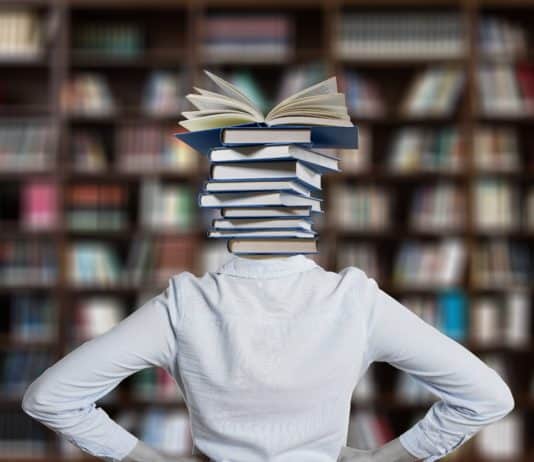 BAföG-Reform 2023 was musst Du wissen bafög, reform, bücher, fragezeichen, studentin