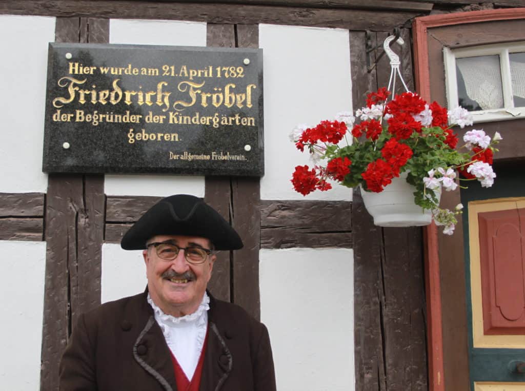 Gerd Eberhardt erzählt vom Leben und Wirken von Friedrich Fröbel, dem Erfinder des Kindergartens