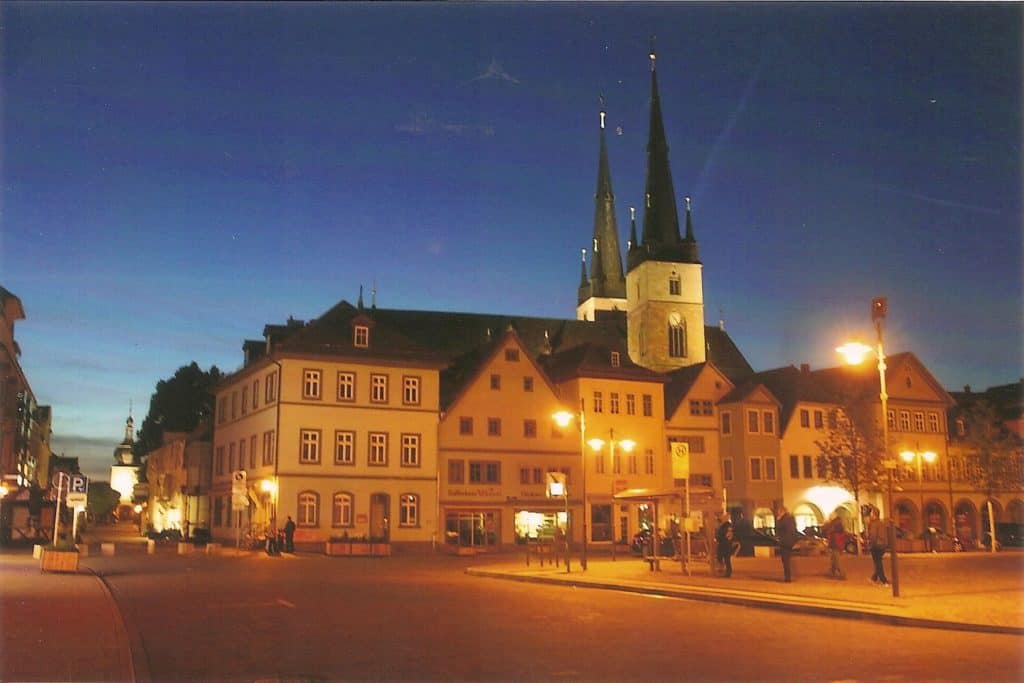 Marktplatz von Saalfeld am Abend
