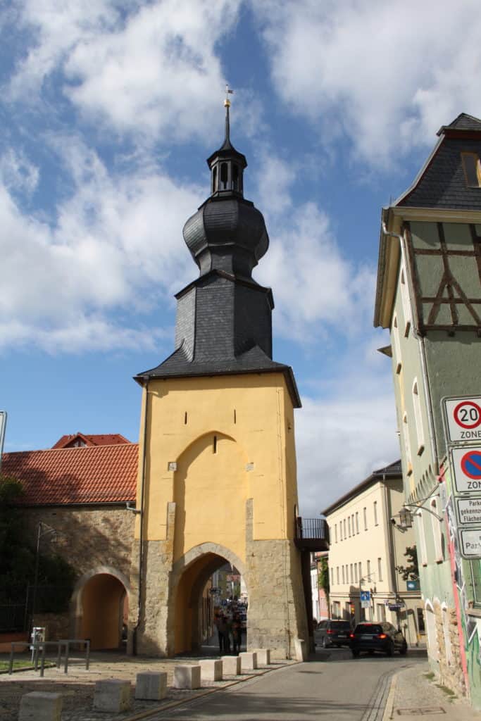 -	Das Obere Tor, eines der mittelalterlichen Stadttore in Saalfeld