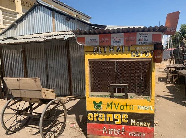 Bestimmen das Straßenbild in Madagaskar: Wellblech, Rikscha und Cash Point Kioske der Mobilfunkbetreiber