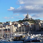 Blick über den Alten Hafen, den Vieux Port. auf die Basilika Notre-Dame de la Garde