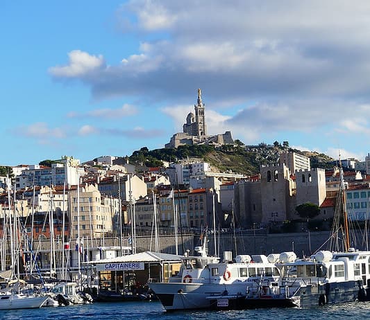 Blick über den Alten Hafen, den Vieux Port. auf die Basilika Notre-Dame de la Garde