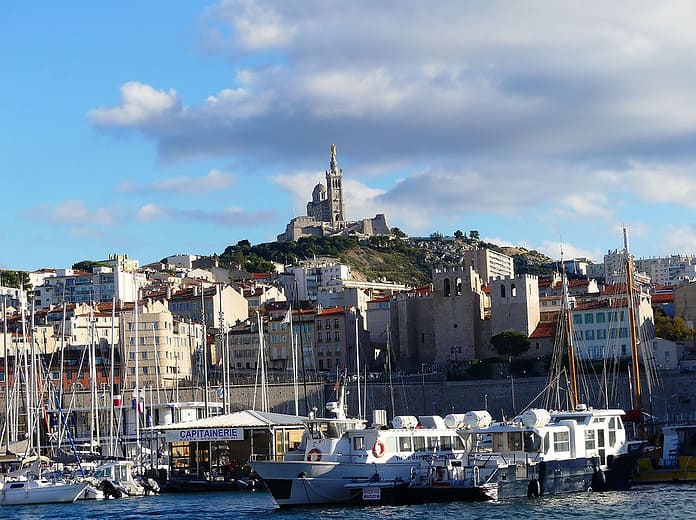 Blick über den Alten Hafen, den Vieux Port. auf die Basilika Notre-Dame de la Garde