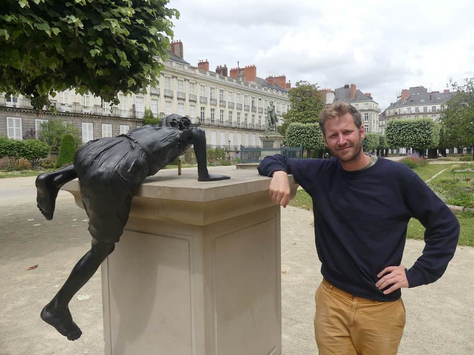 Guide Timothée zeigt die Eloge de la Transgression von Philippe Ramette, im Hintergrund das Denkmal von Pierre Cambronne
