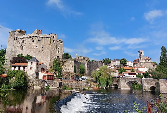 Das Städtchen Clisson an der Sèvre mit Burg und Kirche Notre Dame