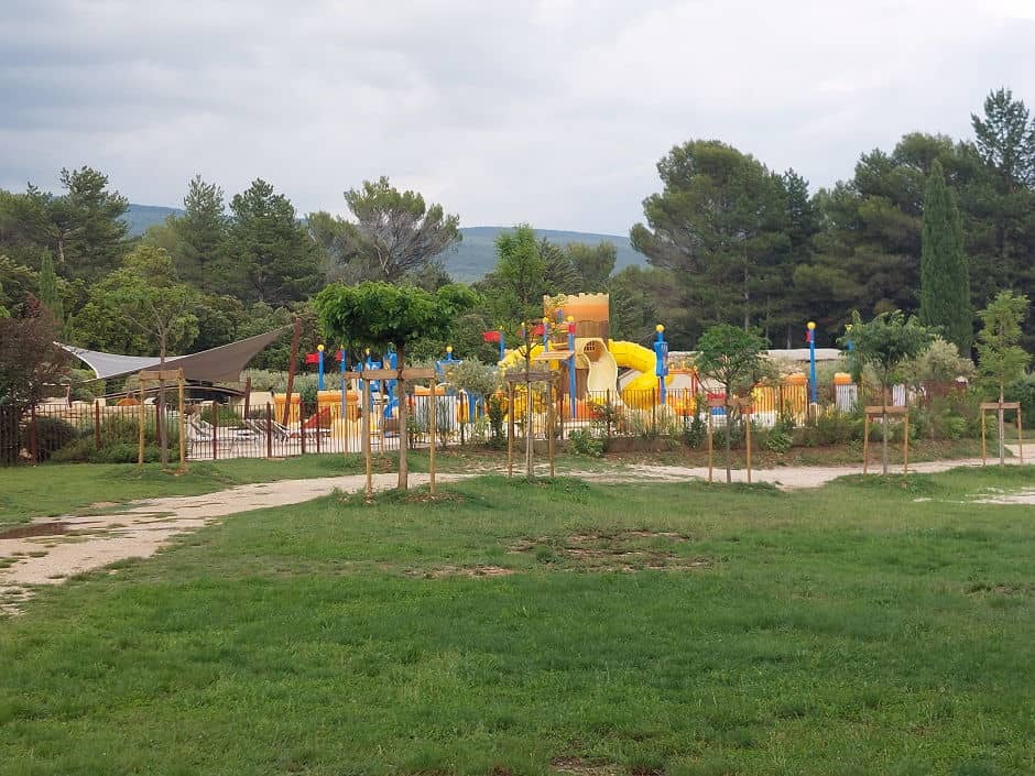 Kinder-Plansch-Paradies mit vielen Rutschen in Bélézy