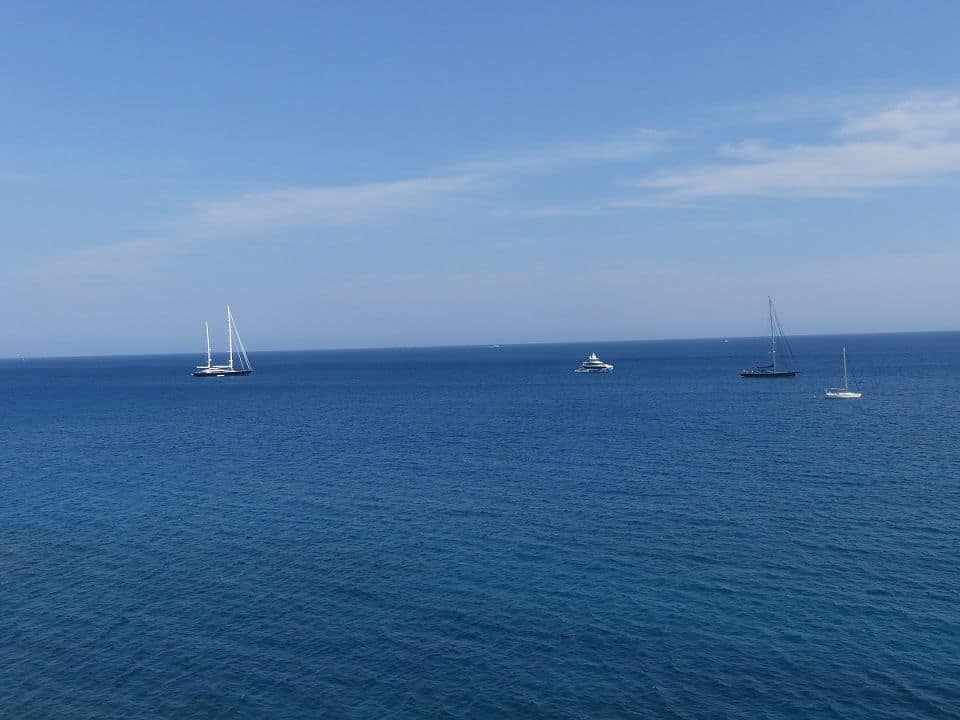 Blick aus dem Atelier auf das blaue Meer an der Cote d'Azur