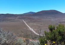 Blick über die Hochebene Plaine des Sables auf den Vulkan Piton de la Fournaise