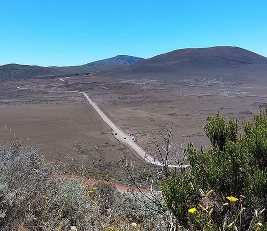 Blick über die Hochebene Plaine des Sables auf den Vulkan Piton de la Fournaise