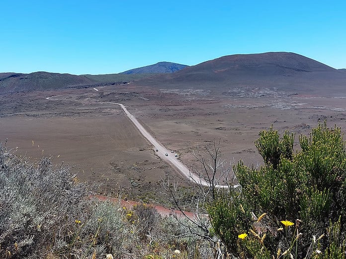 Blick über die Hochebene Plaine des Sables auf den Vulkan Piton de la Fournaise