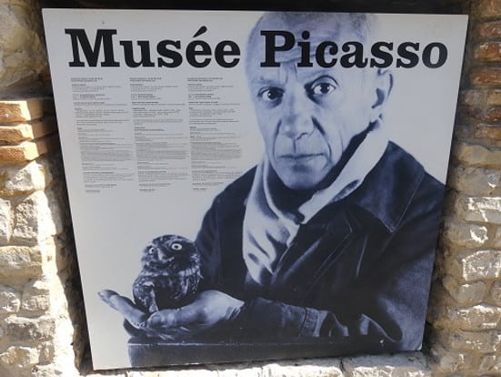 Picasso mit seiner Eule Ubu auf dem Museumsplakat