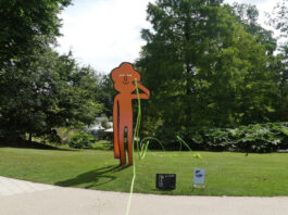 Kunstparcours durch Nantes entlang der Grünen Linie. Parkfigur im Botanischen Garten von Jean Jullien