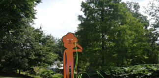 Kunstparcours durch Nantes entlang der Grünen Linie. Parkfigur im Botanischen Garten von Jean Jullien