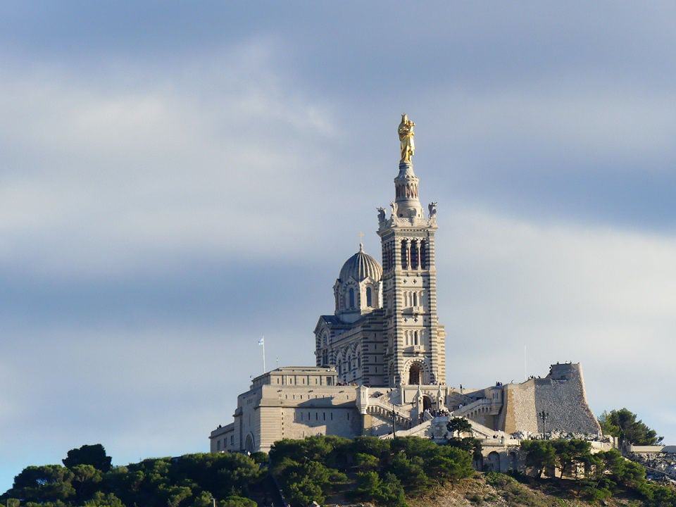 Die Basilika Notre-Dame de la Garde thront über der Stadt