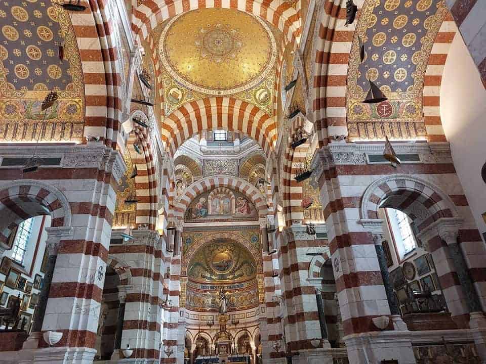 Der prachtvolle Innenraum der Basilika im neobyzantinischen Stil