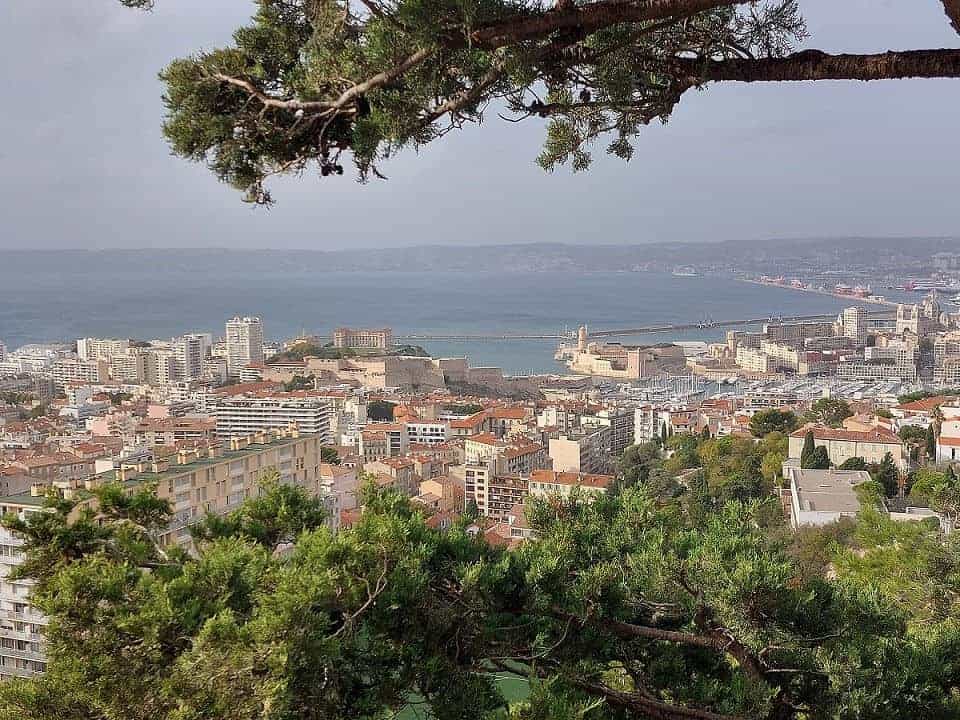 Weiter Rundum-Blick von der Basilika Notre-Dame de la Garde auf Marseille und das Mittelmeer