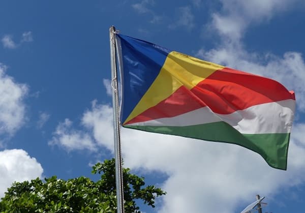 Die Nationalflagge der Seychellen
