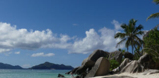 Einer von vielen Traumstränden auf den Seychellen - der Source d'Argent auf La Digue mit seinen charakteristischen Granitfelsen