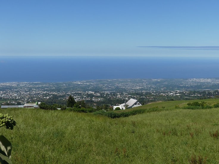 Blick vom Ort Le Tampon auf die Südwest-Küste von Réunion Weidewirtschaft auf Réunion