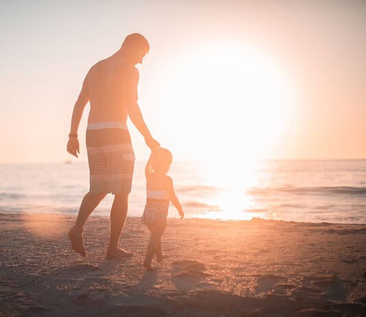 Top 20 Sehenswürdigkeiten von Albanien für den Familienurlaub Photo Family at beach