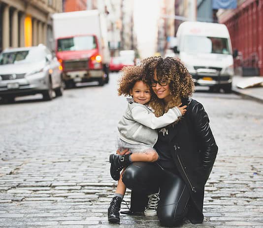 Top 20 Sehenswürdigkeiten von Irak für den Familienurlaub Photo Family at ancient ruins