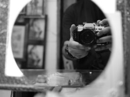 Was ist Narzissmus? Alles, was du darüber wissen musst! Photo Mirror selfie