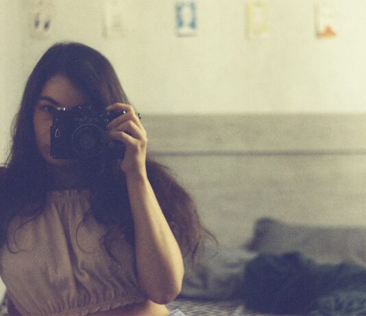 Narzissmus und Empathie: Wie du deine Beziehungen verbessern kannst Photo Mirror selfie