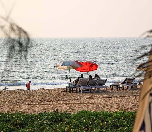 Top 20 Sehenswürdigkeiten von Glorieuses für den Familienurlaub Photo Family at beach