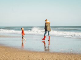 Top 20 Sehenswürdigkeiten von Norfolkinsel für den Familienurlaub Photo Family at beach