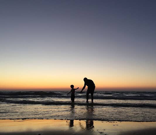 Top 20 Sehenswürdigkeiten von Sierra Leone für den Familienurlaub Photo Family at beach