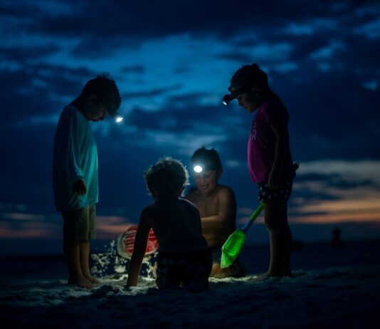 Top 20 Sehenswürdigkeiten von Guinea-Bissau für den Familienurlaub Photo Family at beach