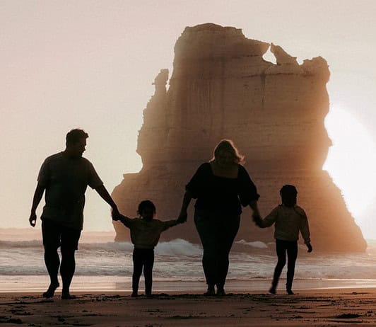 Top 20 Sehenswürdigkeiten von Kirgisistan für den Familienurlaub Photo Family hiking