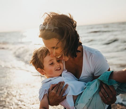 Photo Family enjoying beach