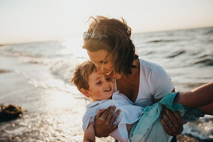 Photo Family enjoying beach