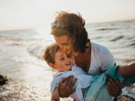 Photo Family enjoying beach