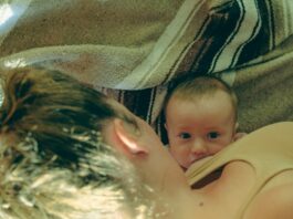 Die stillen Vorteile: Entdecke die Kraft der Ruhe Photo Mother breastfeeding