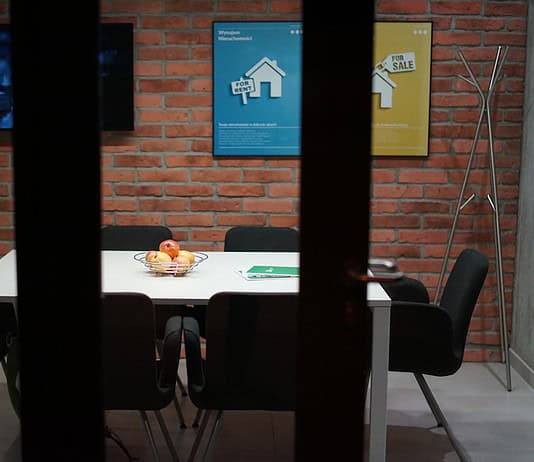 Weiterbildung Kauffrau für Büromanagement: Wie du deine Karriere vorantreiben kannst Photo Office desk