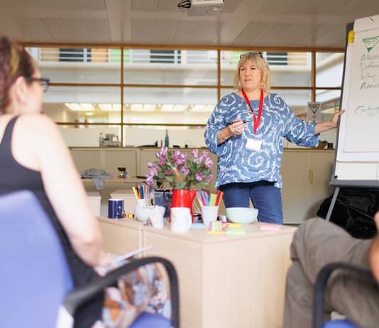 Logopädie bei Autismus: Wie du deinem Kind helfen kannst Photo Speech therapist